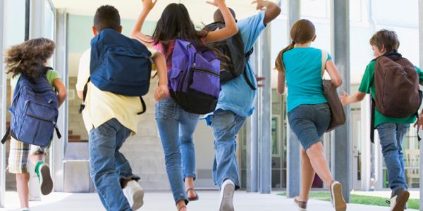 Gyerekek iskolatáskával